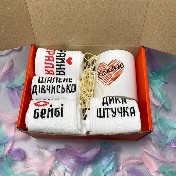 Подарунковий жіночий бокс шкарпеток на 8 пар та кружкою для кохоної шкЖ0019 фото