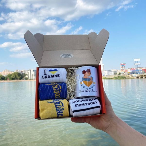 Подарунковий патріотичний жіночий бокс шкарпеток на 8 пар та кружкою шкЖ0012 фото