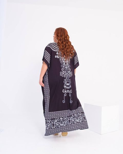 Черное длинное платье с орнаментом PLUS SIZE SW1356 фото