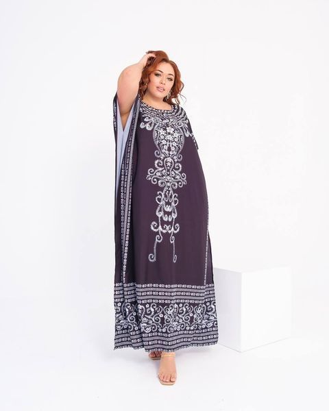 Черное длинное платье с орнаментом PLUS SIZE SW1356 фото