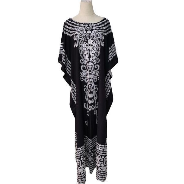 Черное длинное платье с орнаментом PLUS SIZE SW1356 фото